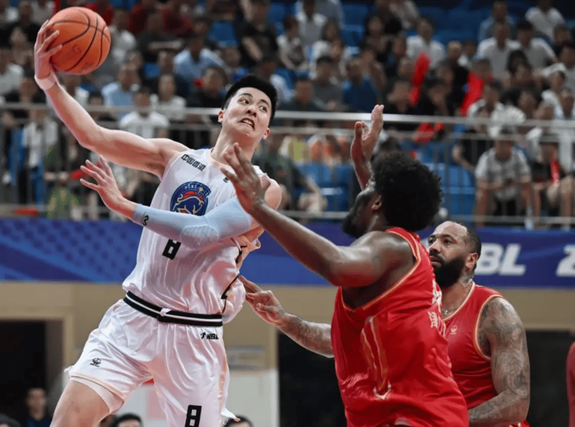 世界杯预选赛关于犹他爵士训练开放日，集结日遗憾出局引欢呼，CBA常规赛在即，年轻球员得到机会的信息