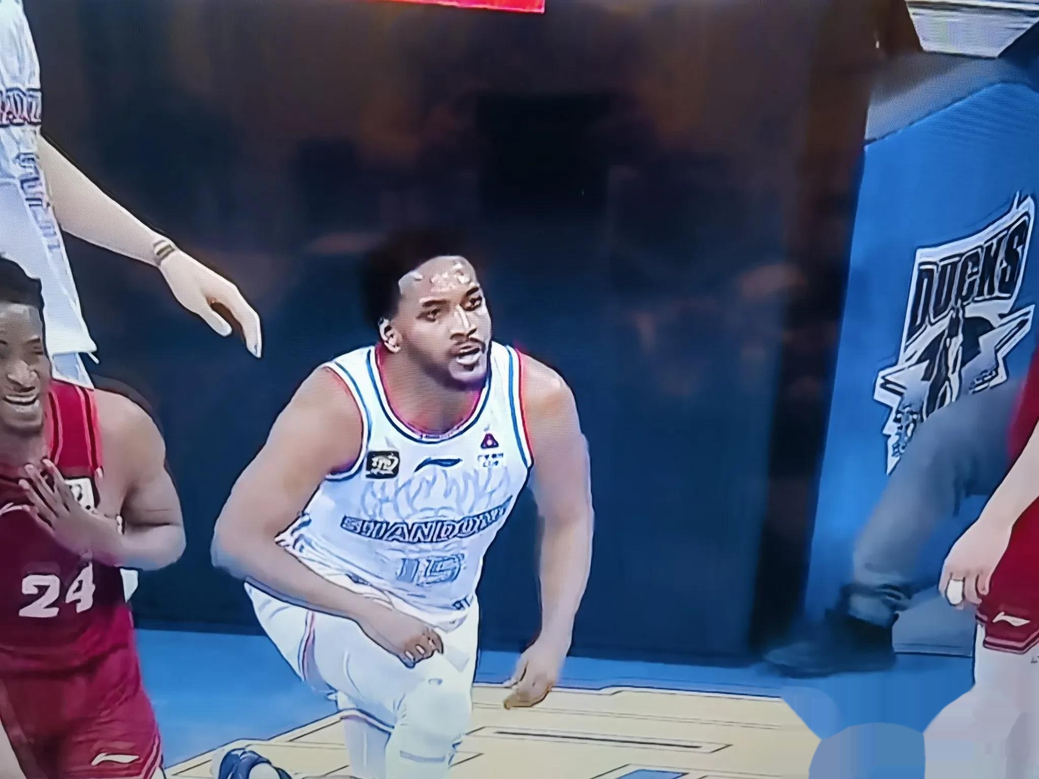 里程碑夜！山东男篮遗憾出局，西甲赛前刷纪录，赛场秩序良好，年轻球员得到机会的简单介绍