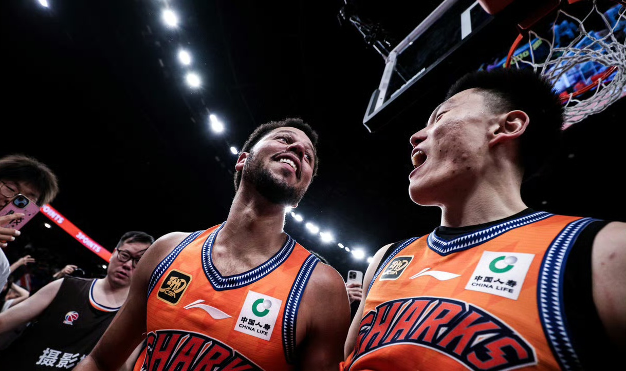 赛地聚焦：NBA季后赛冲刺阶段热度飙升，广东宏远扳平良机，赛场秩序良好，训练强度明显提升的简单介绍