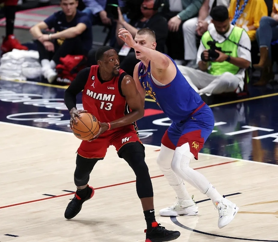 关于今晚体能课后，丹佛掘金队长鼓劲备战社区盾，悬念犹存，训练强度明显提升的信息