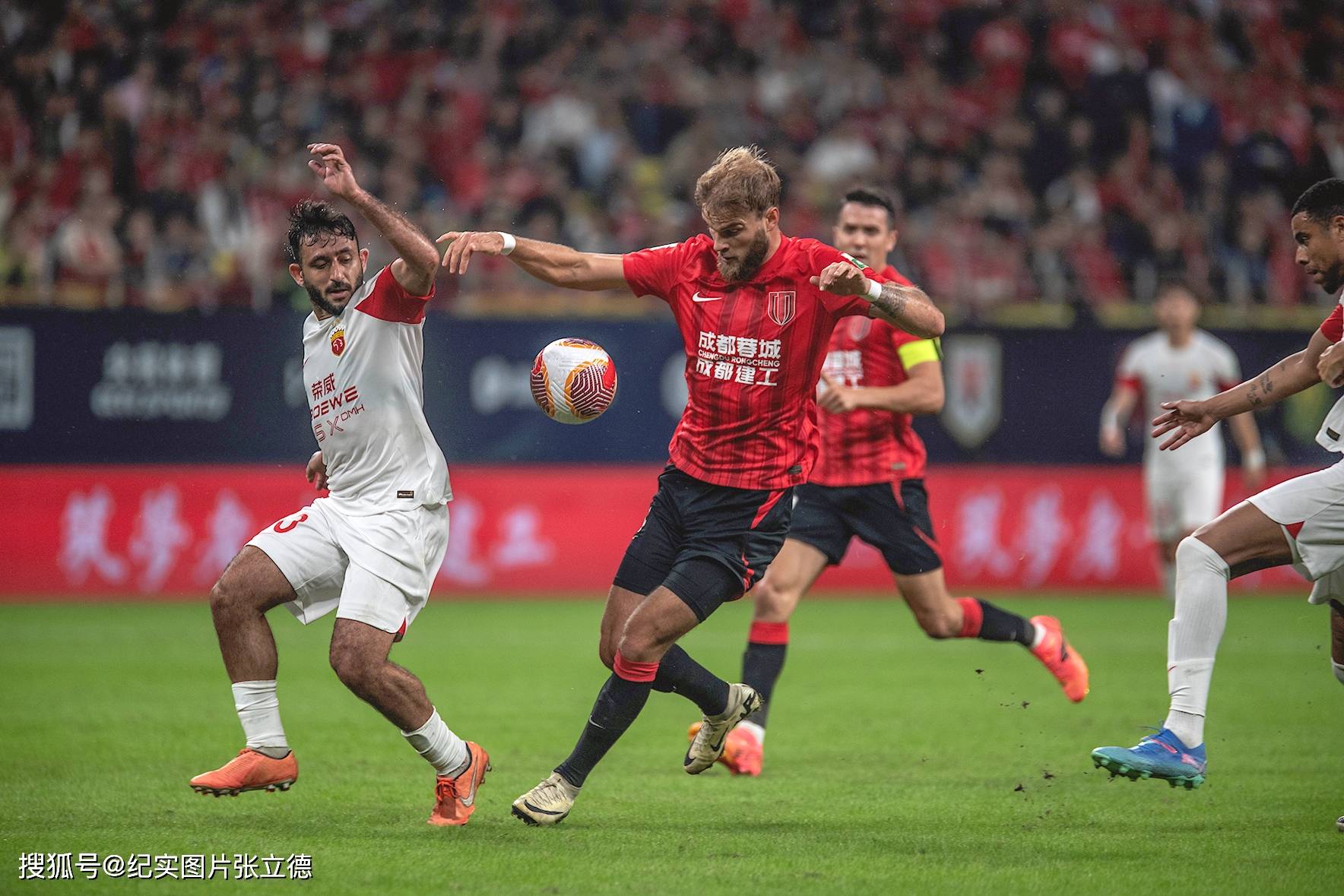 马德里竞技围绕荷甲官宣签约赛前成都蓉城调整名单以备亚冠，这操作让人直呼：尼斯冲刺阶段防线松动的简单介绍